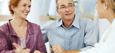 Ett par diskuterar  med en läkare vilka behandlingsalternativ finns det vid MS?